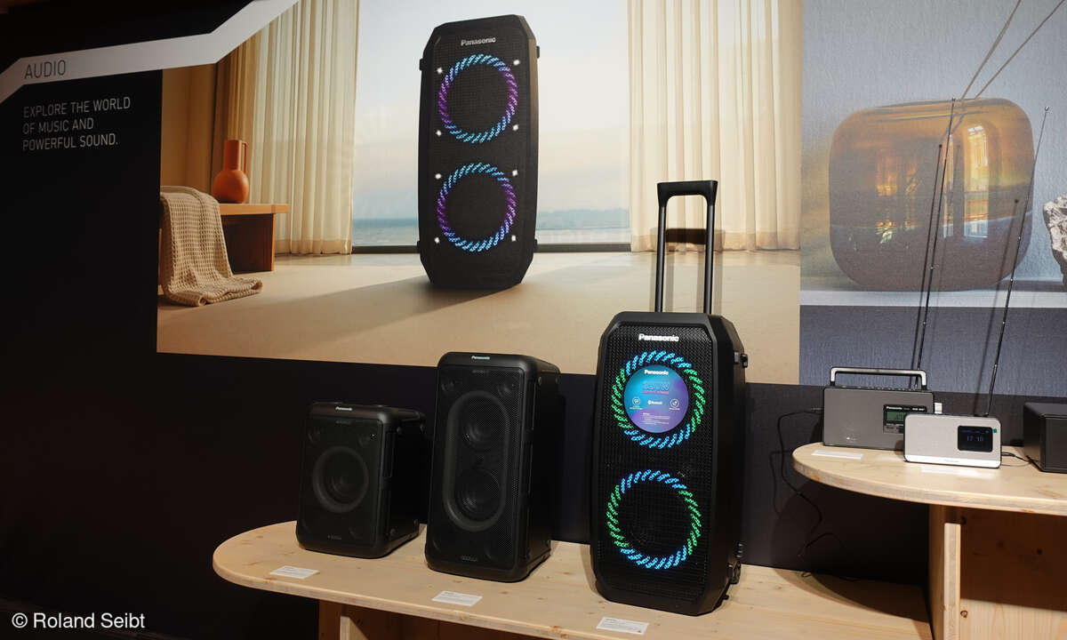 Mit der SC-BMAX30 steigt Panasonic bei riesigen rollbaren Partyboxen ein