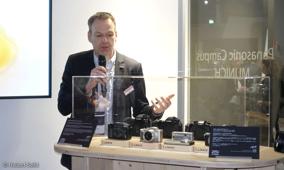 Philipp Heintzenberg führt die Erfolgsmodelle der letzten 25 Jahre von Lumix vor