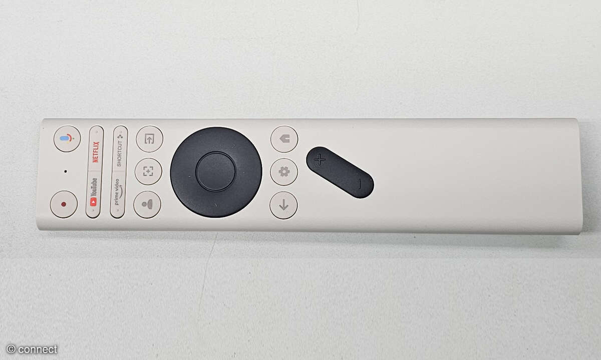 Die Fernbedienung ist einfach gehalten und preisgerecht.