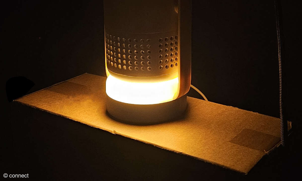 Der Ambiente-Modus bietet verschiedene Farben. Anders als bei (deutlich teureren) Konkurrenten funktioniert er nur im Lautsprechermodus.