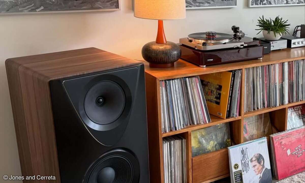 jones-cerreta-speaker-lifestyle