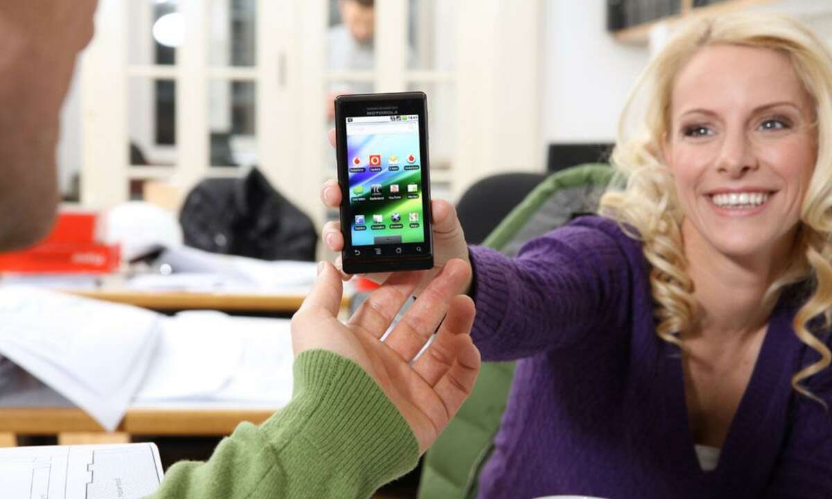 Frau handy pressefoto