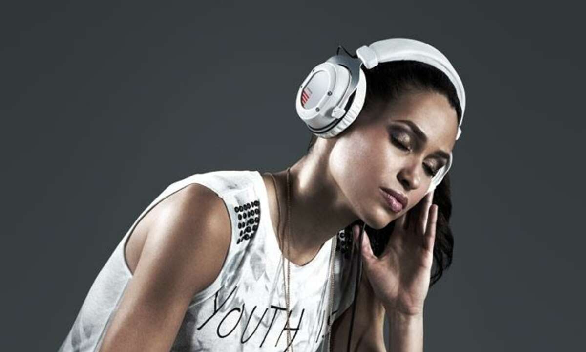 Auf der CES 2013 stellt beyerdynamic den in weißer Ausführung erhältlichen Custom One Pro White sowie das Custom Headset vor - ein mit allen Custom-Modellen operierendes, professionelles Mikrofon.