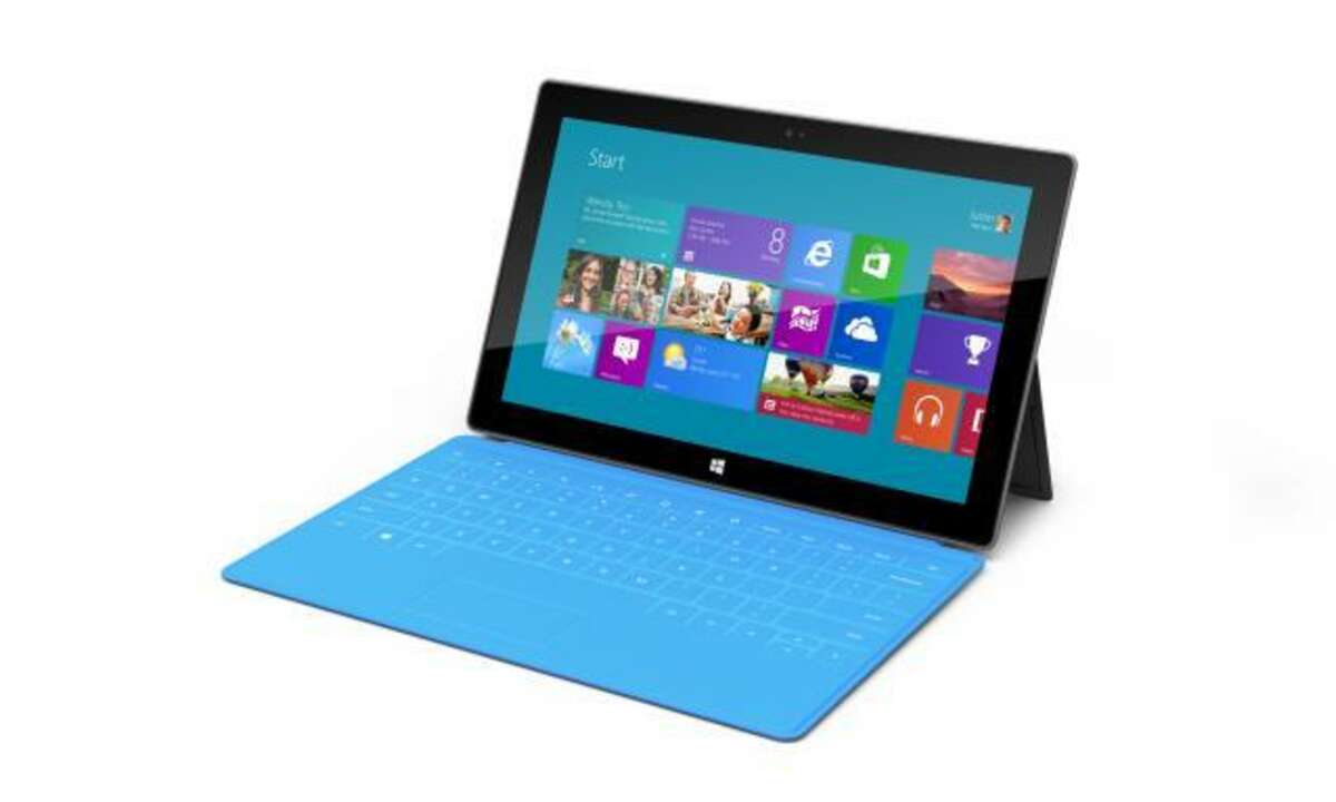 Um das Surface-Tablet komfortabel auf dem Tisch nutzen zu können, verfügt es über einen Standfuß und eine Touch-Tastatur.