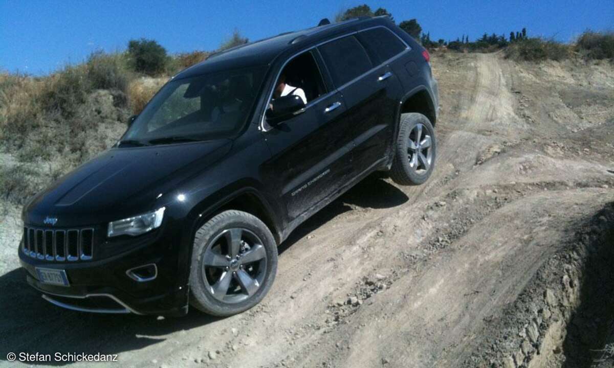 schwarzer Jeep Grand Cherokee