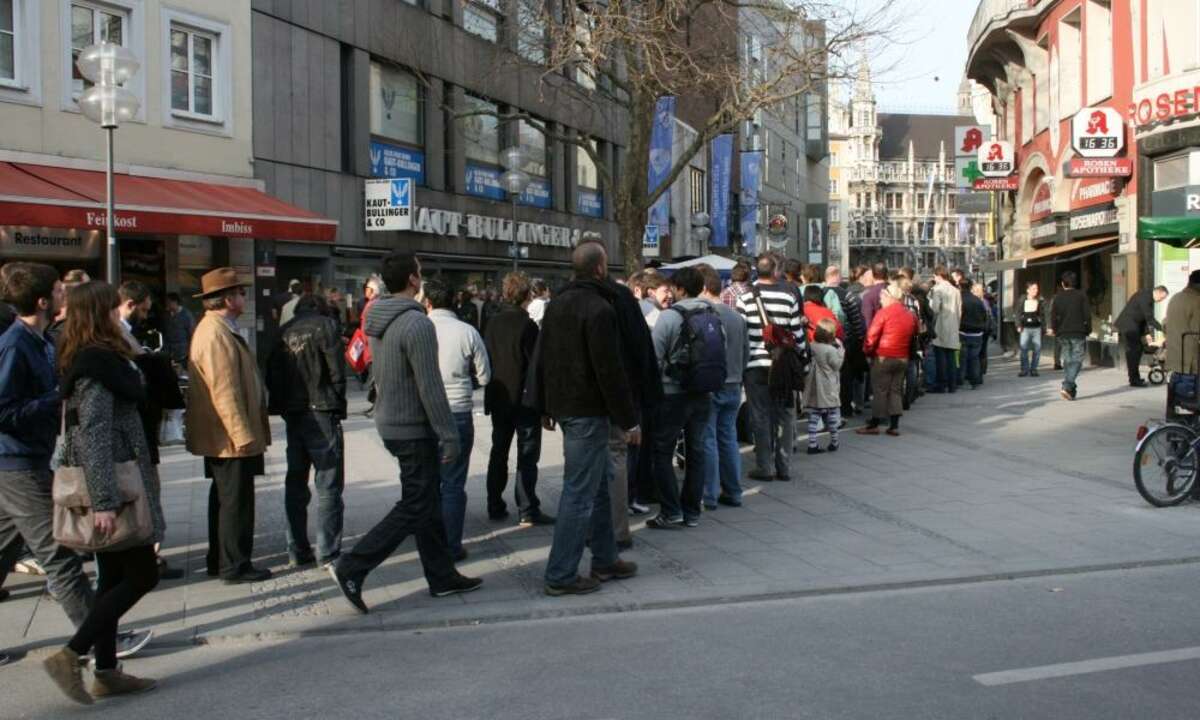 Lange Schlangen beim iPad-2-Start in München
