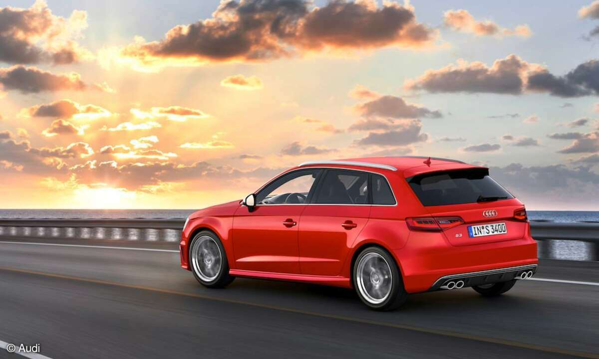 Audi S3 Sportback fährt in den Sonneuntergang