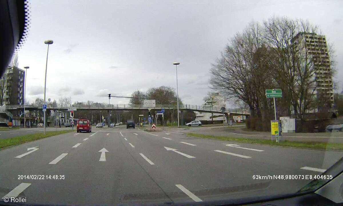 Straße aus Sicht einer Dash-Cam